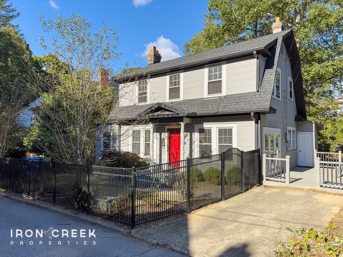 Primary Photo - Charming Newly-Renovated Three-Bedroom in ...