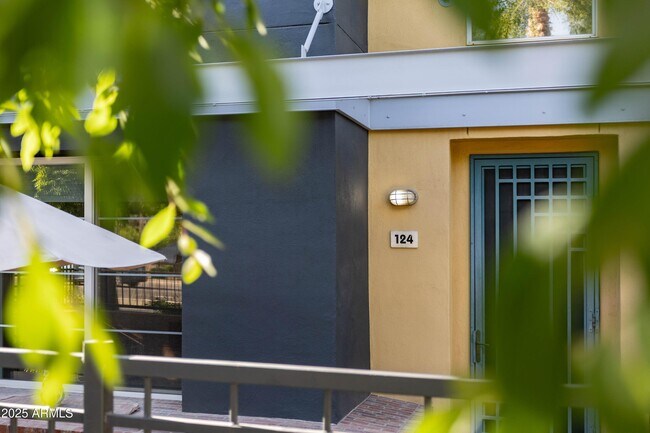 Foto del edificio - 706 E Washington St