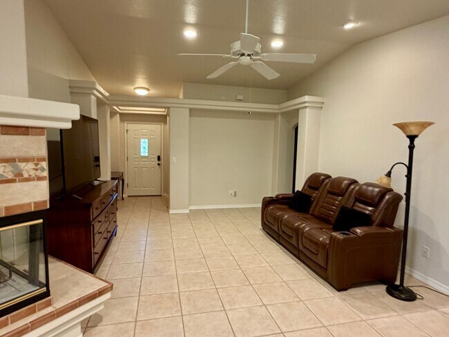 Building Photo - PENDING! New on the Market! Longterm Unfurnished Home