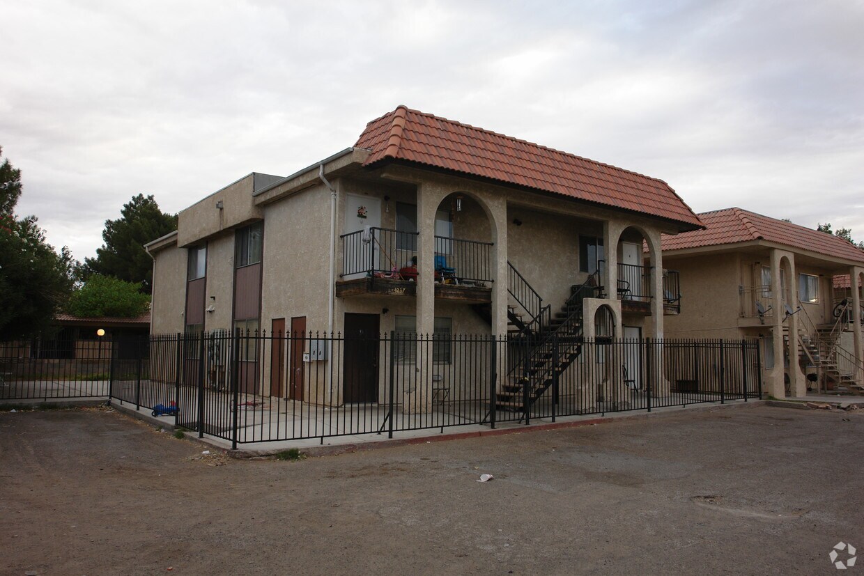 Primary Photo - 4237 Stewart Ave