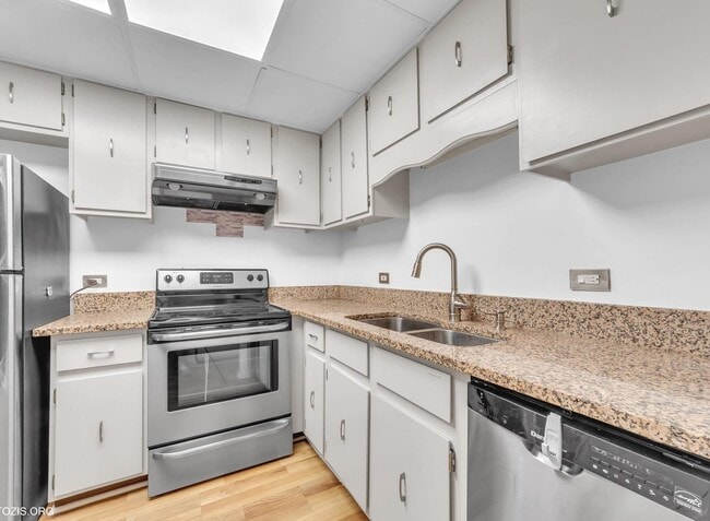Building Photo - 3856 S Parkway Dr