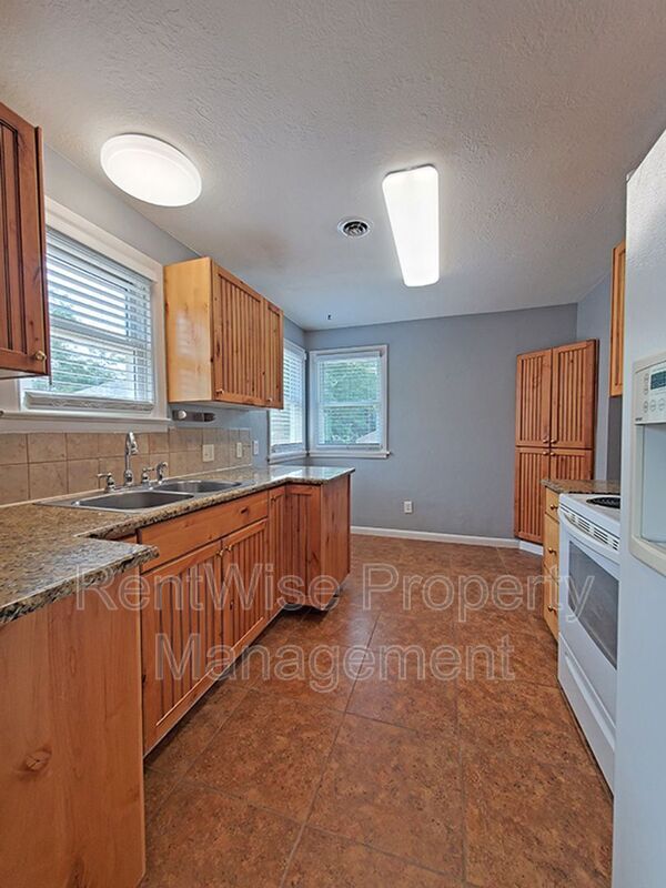 Building Photo - 1139 N Shamrock Ave