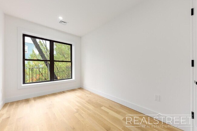 Foto del edificio - Stunning Brand New 2 Bed 2 Bath in Historic Crown Heights Townhouse