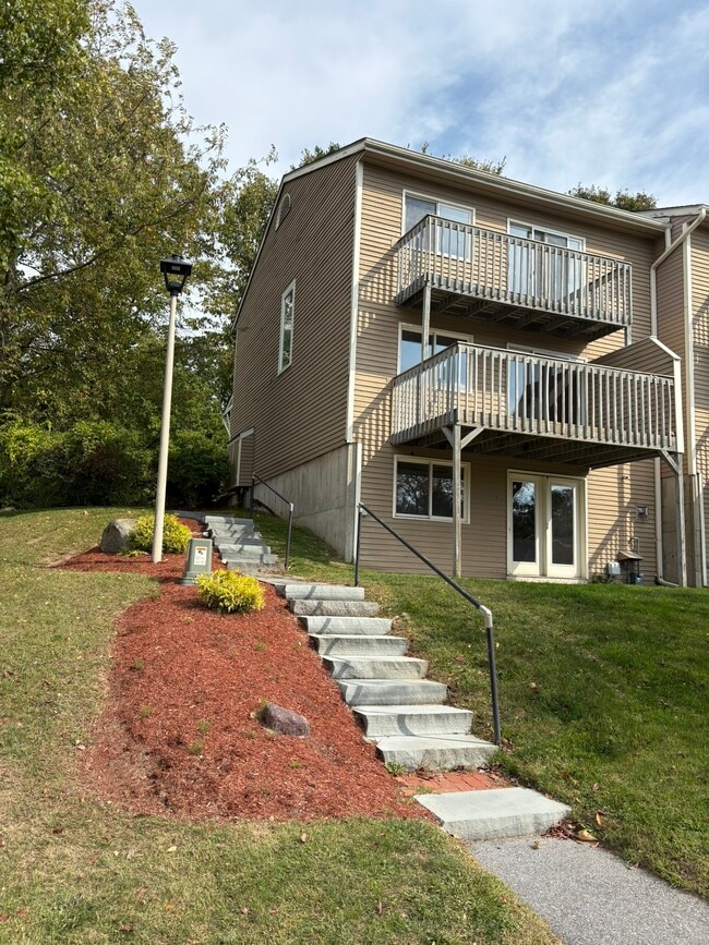 Building Photo - N1 Stonehedge Dr