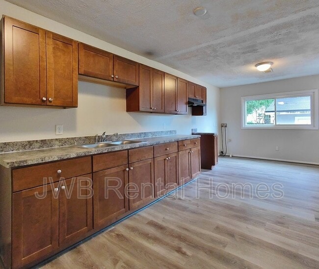 Building Photo - 284 E 46th St