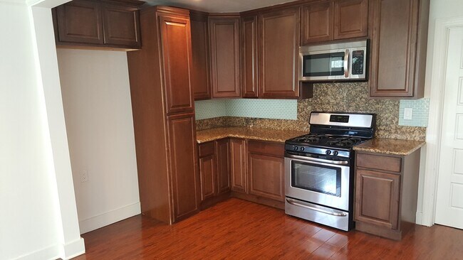 Kitchen - 4857 Oakwood Ave