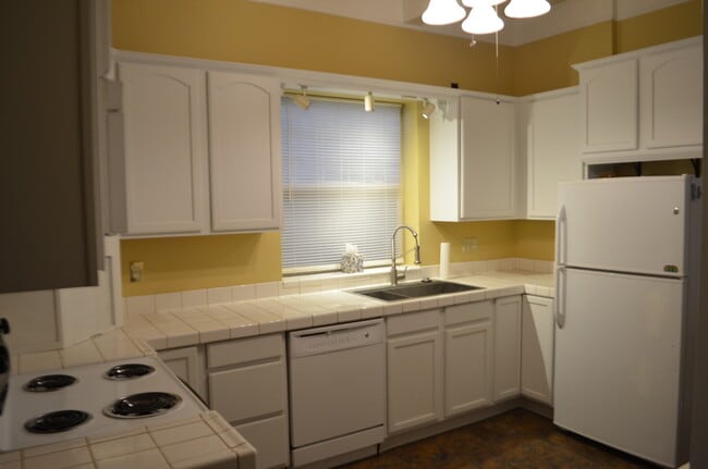 Kitchen - 1019 W 6th Ave