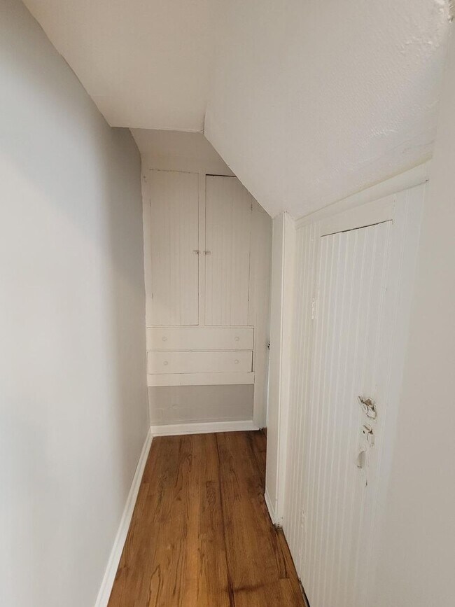 Building Photo - 2 Bed 1 bath available