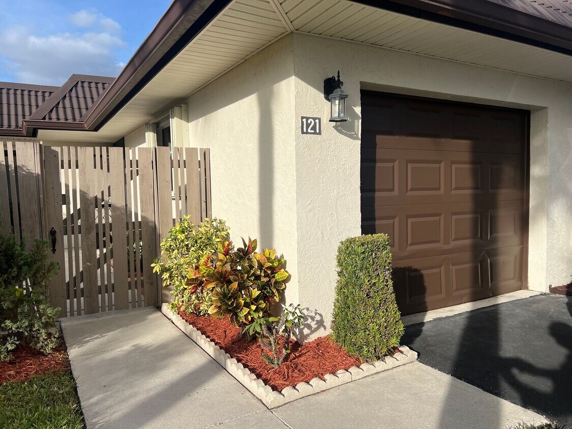 Foto principal - 2BR/ 2BA Condo In Golden Lakes - An Active...