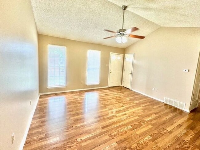 Foto del edificio - Available September 26, 2025, Charming 3 B...