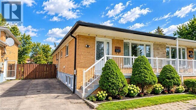Photo du bâtiment - 3425 Laddie Crescent