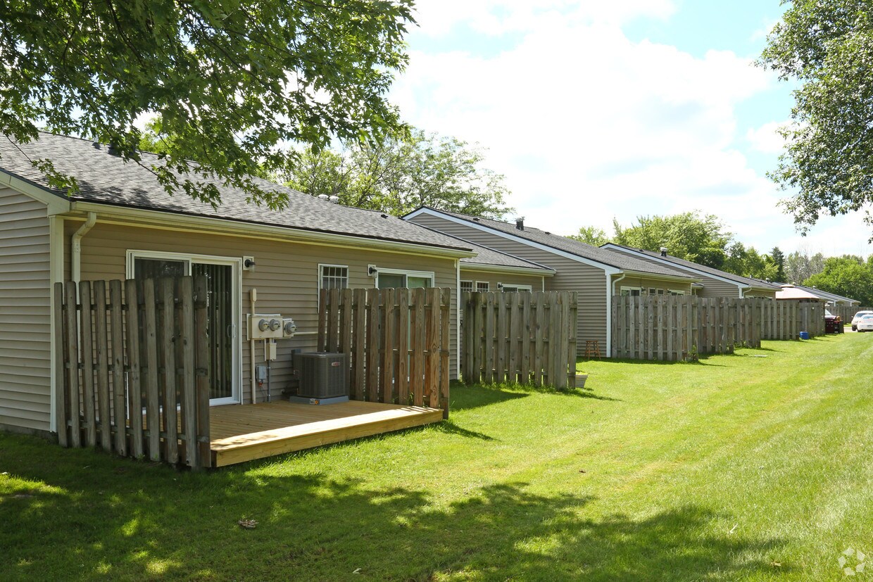 Building Photo - 1882 N Villa Ct