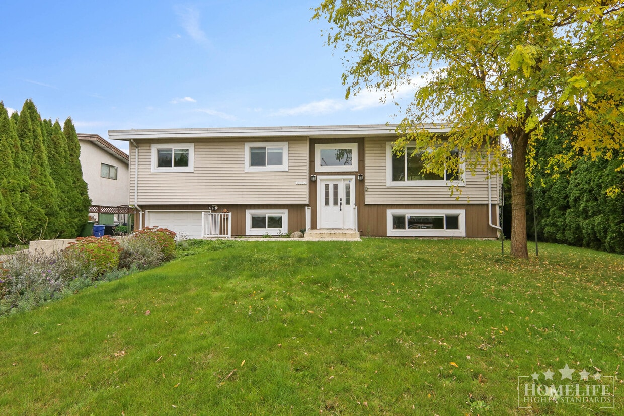 Primary Photo - Spacious 3-Bedroom Upper Suite in Desirabl...