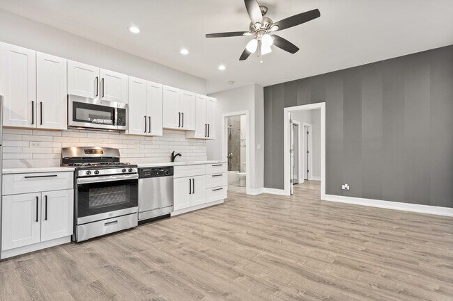 Foto del edificio - 1055 W Glenlake Ave