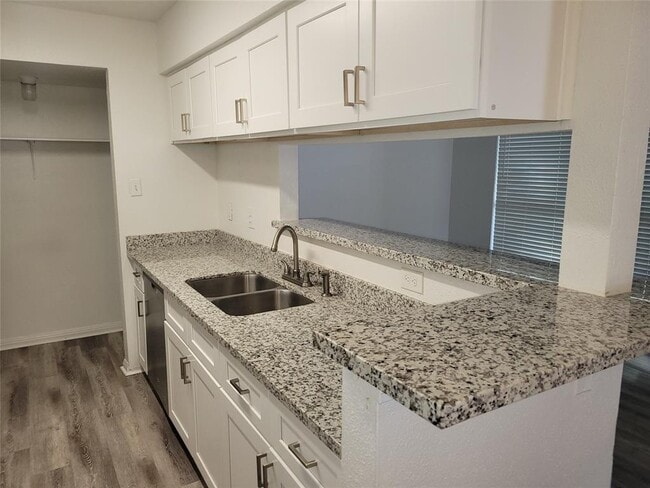 Foto del edificio - 7200 W T C Jester Blvd