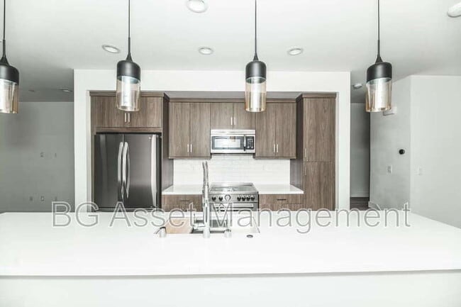 Building Photo - 180 Uptown Cir