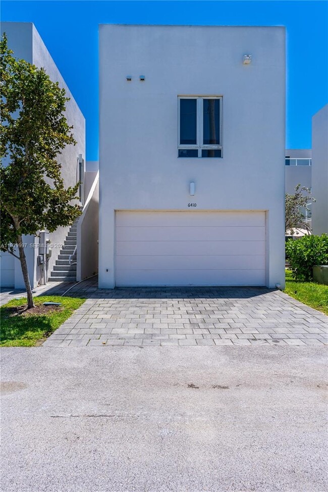 Foto del edificio - 6410 NW 105th Pl