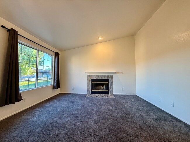 Foto del edificio - 5843 Charlotte Pl