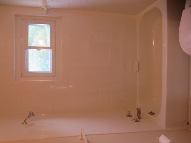 Building Photo - 2613 Colebrooke Dr