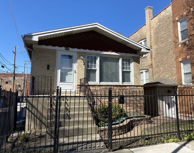 Building Photo - 2346 W Dickens Ave