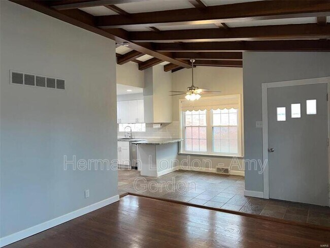 Foto del edificio - 8113 Parkwood Dr