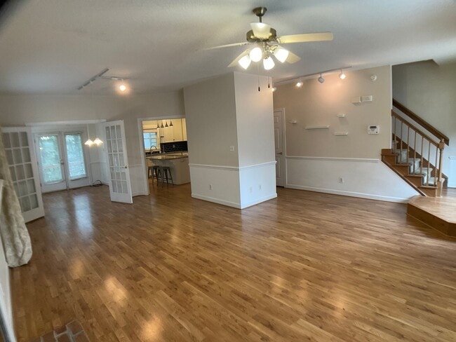 Foto del edificio - End Unit 3 Bedroom Townhome in Popular Woo...