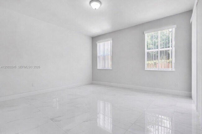 Building Photo - 905 SW 149th Ct