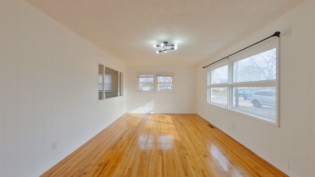 Building Photo - 2215 S Millwood Ave