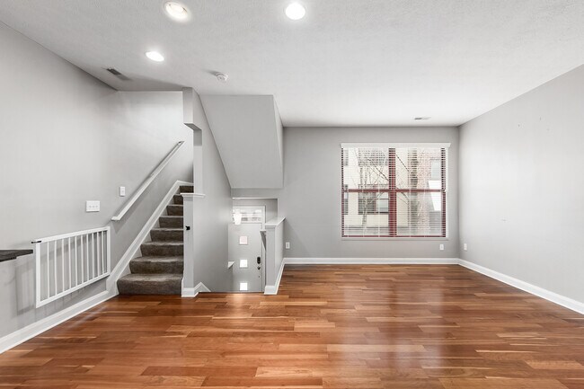 Building Photo - 579 E Rich St