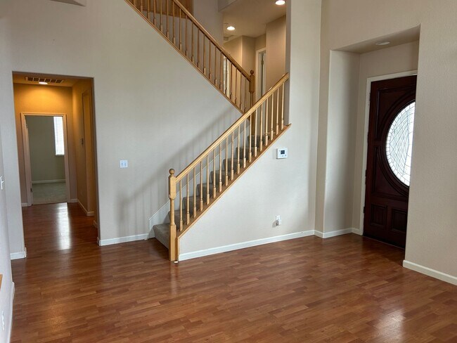 Foto del edificio - Beautiful Tri-Level Shadow Lakes Home. 5 B...