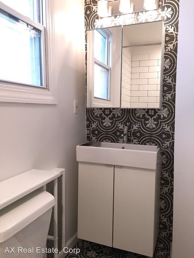 Building Photo - 370 Warburton Ave