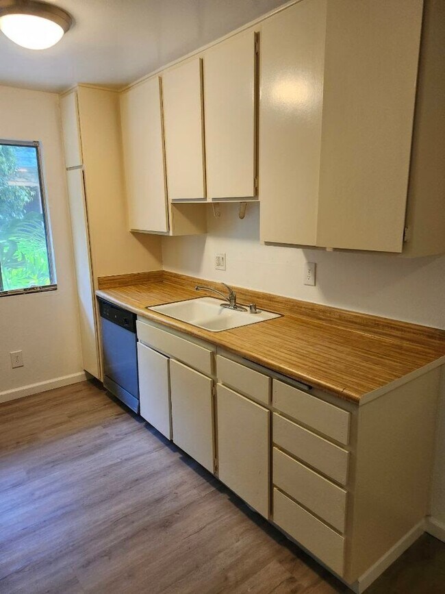 Building Photo - Newly Renovated 1BD Condo Available Soon! ...