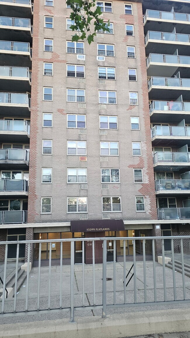 Foto del edificio - 12399 Flatlands Ave