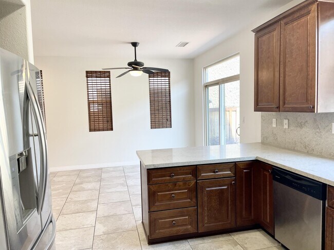Building Photo - 462 Birchwood Ln