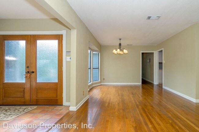 Building Photo - 3 br, 3 bath House - 244 E. Edgewood Pl.