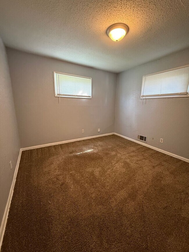 Building Photo - Charming 2 Bedroom Brick Duplex- Pet Frien...