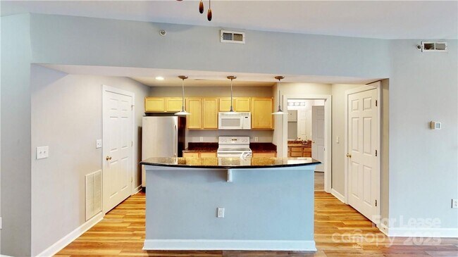 Foto del edificio - 718 W Trade St