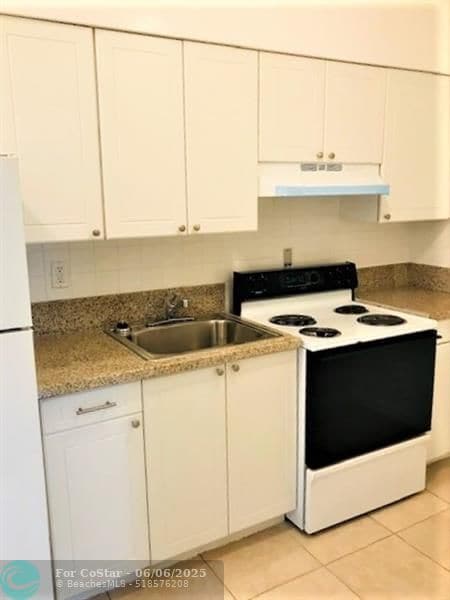 Building Photo - 306 N Lakeside Ct