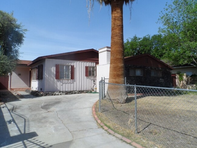 Building Photo - 3 Bedroom 1.5 Bathroom Home w/ Pool
