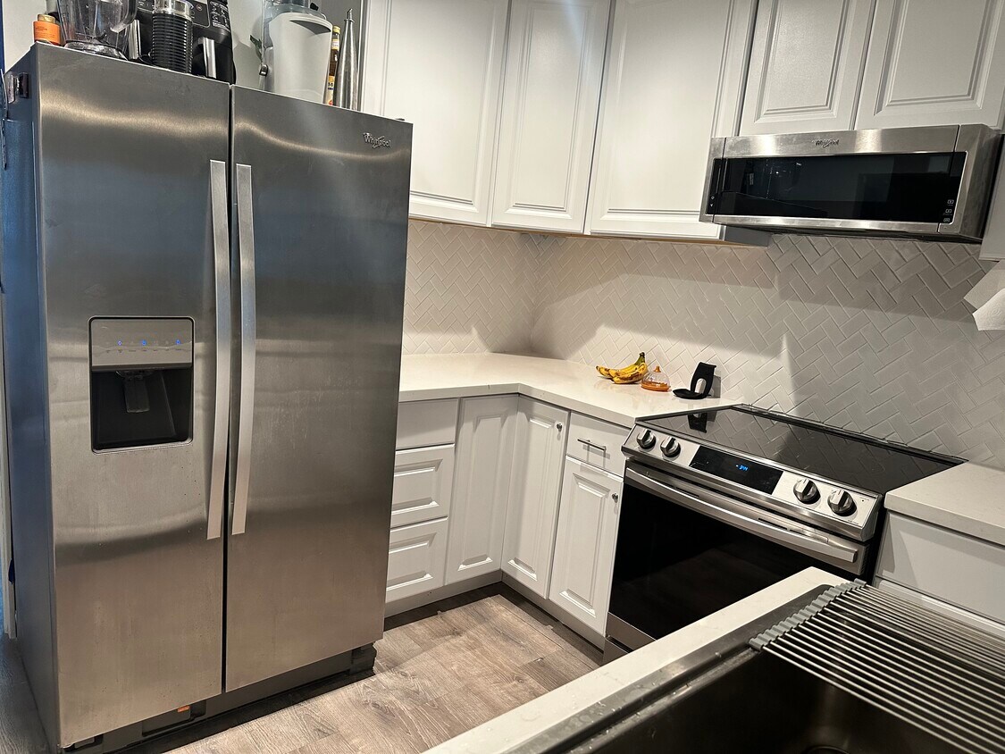Large fridge with water filter - 1800 E Heim Ave