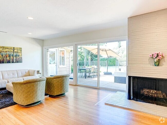 Living room - 1415 Butterfield Rd