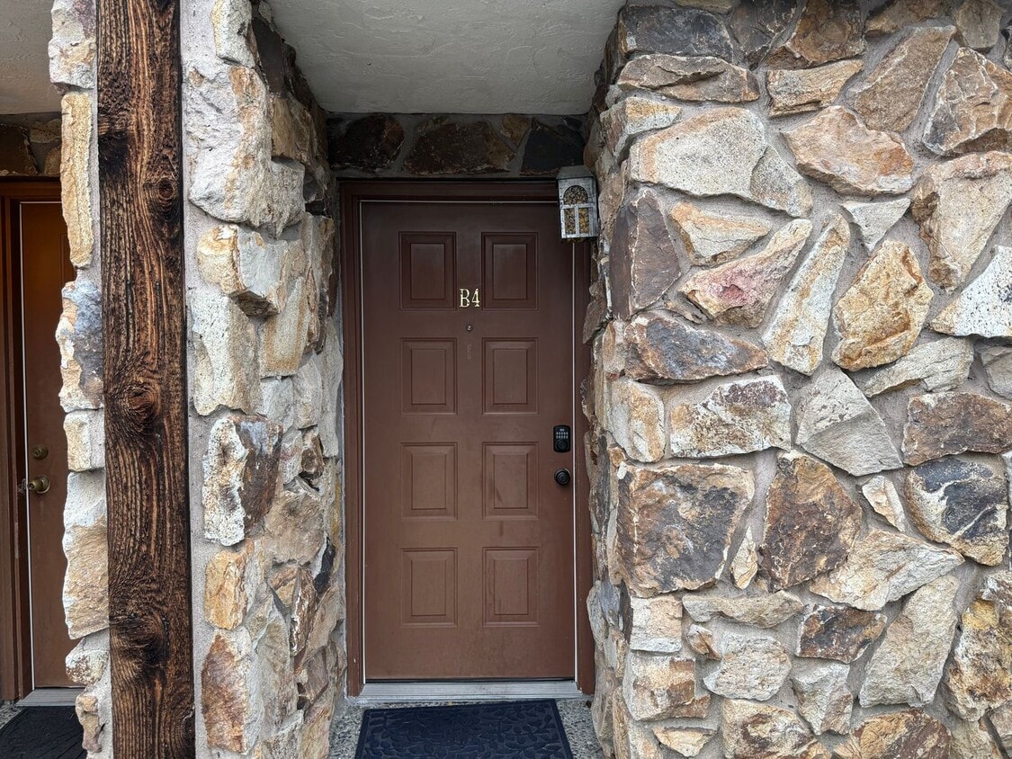 Primary Photo - Beautifully Renovated 2 Bed/1.5 bath Condo Edmonds, WA. $2600/mo.