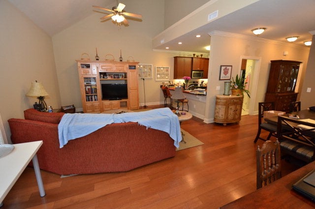 Building Photo - 3 Bedroom/ 2 Bathroom Townhome in Great Lo...
