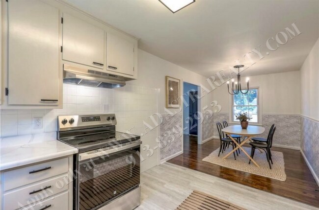 Foto del edificio - Stunningly Remodeled 3 Bed 1 Bath Home in KCMO-Available in JUNE!!
