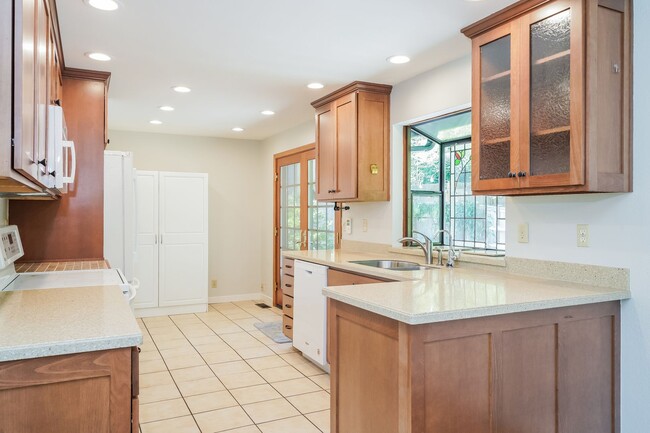 Foto del edificio - Beautiful 4 bed 2.5 bath Lake Forest Park ...
