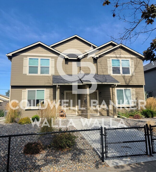 Building Photo - 910-912 W Poplar St