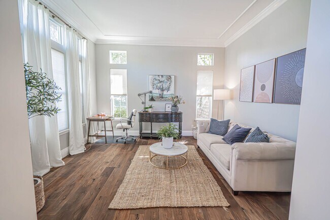Foto del edificio - Spectacular 5-Bedroom Home with Private Po...