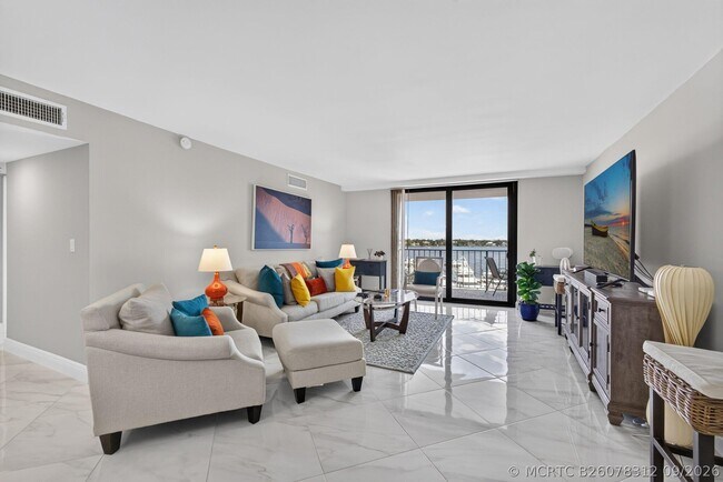 Foto del edificio - 1208 Marine Way W