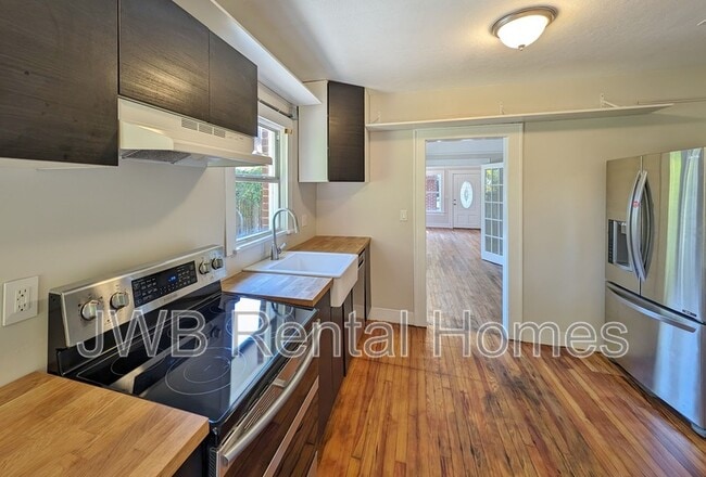 Building Photo - 734 Acosta St