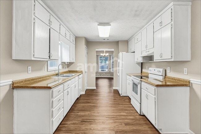 Building Photo - 1500 Chalet Cir